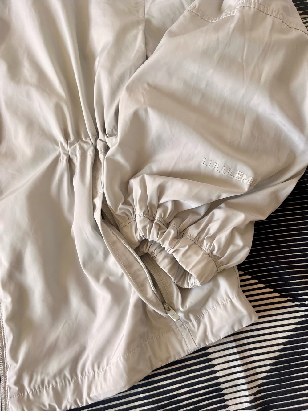 Lululemon 4 Lightweight cinchable jacket puff sleeve bone cream rain windbreaker - Picture 9 of 15